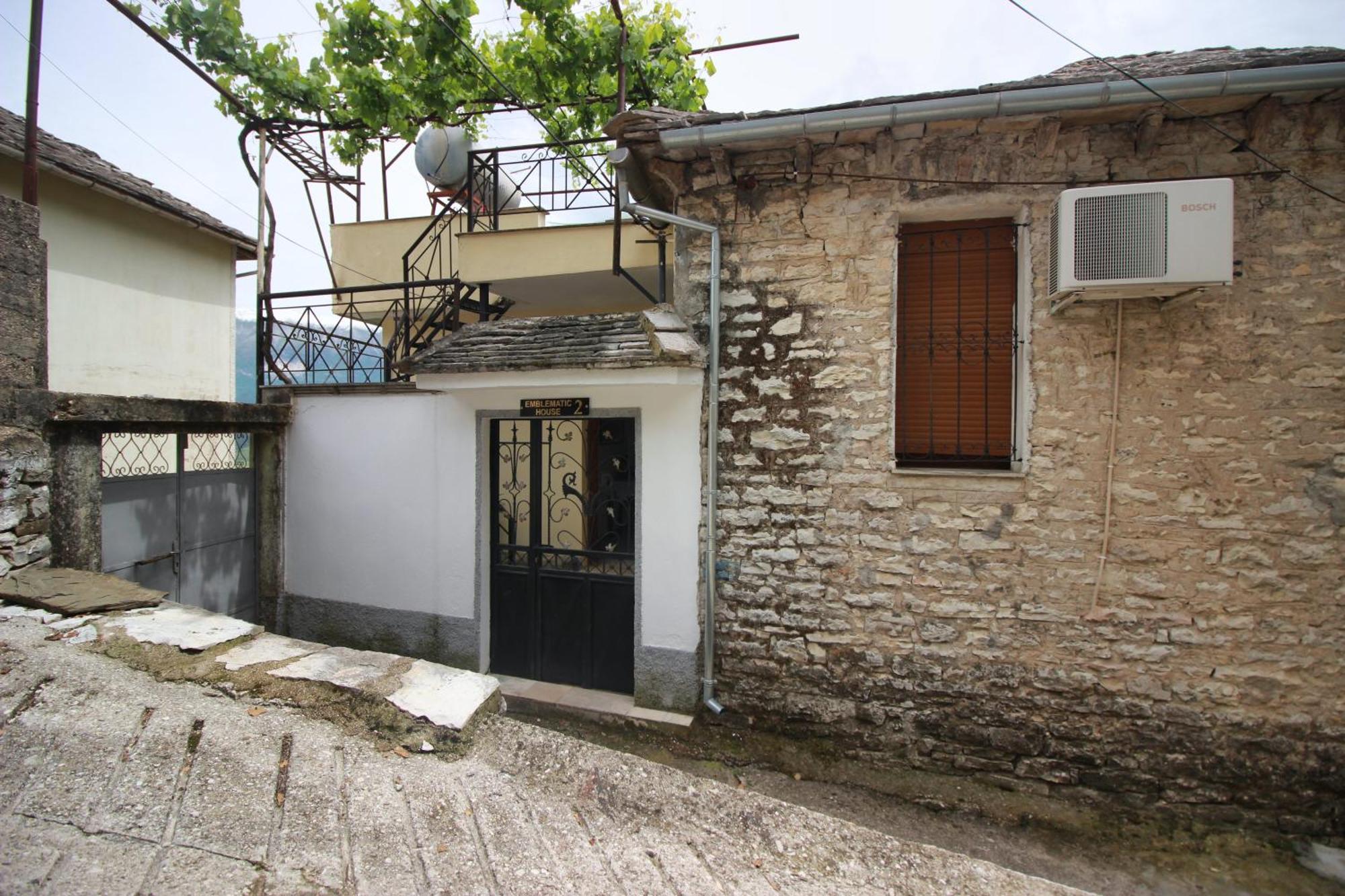 Emblematic House Apartment 2 Gjirokaster Bagian luar foto