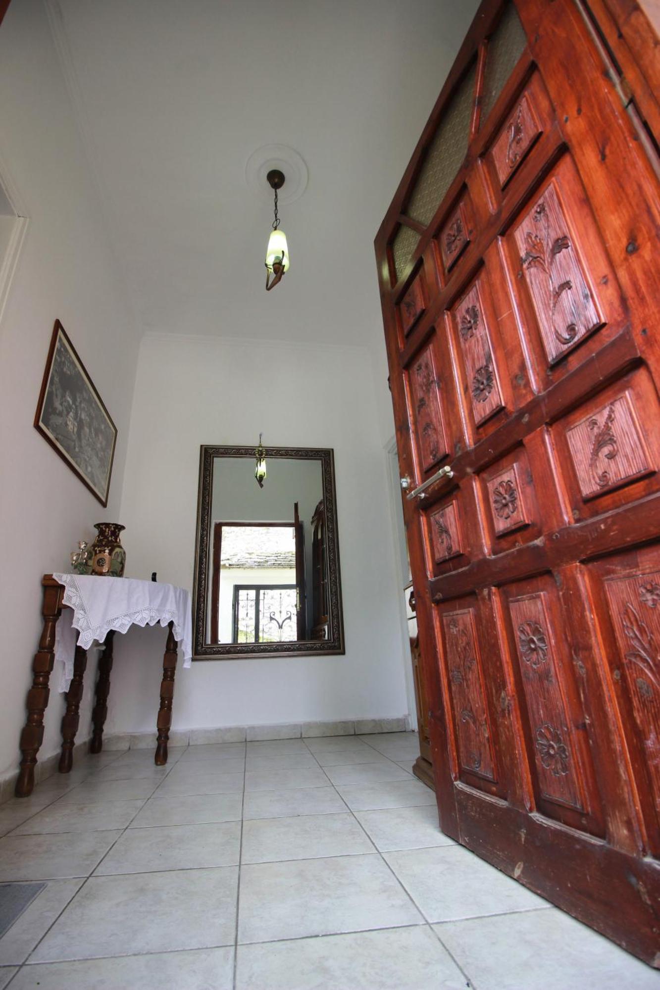 Emblematic House Apartment 2 Gjirokaster Bagian luar foto
