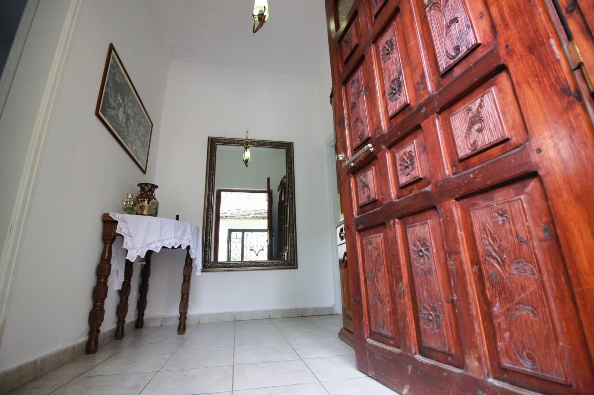 Emblematic House Apartment 2 Gjirokaster Bagian luar foto